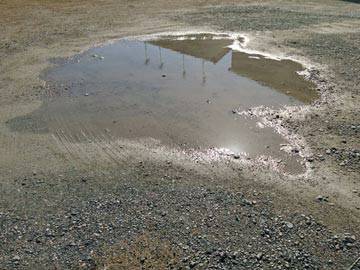 穴あき ヘコミ 陥没 水たまり駐車場の補修工事の画像その1