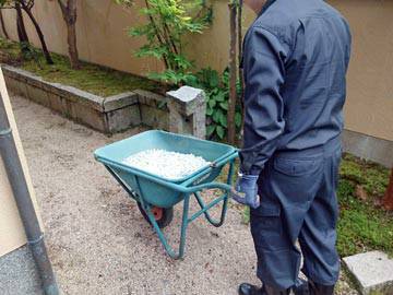 真砂土 庭砂利の小運搬作業の画像その1